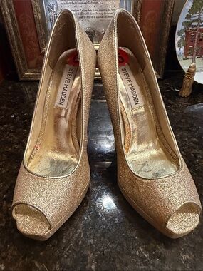 Steve Madden Sz 6 Glittery Gold Peep-Toe Platform Pumps